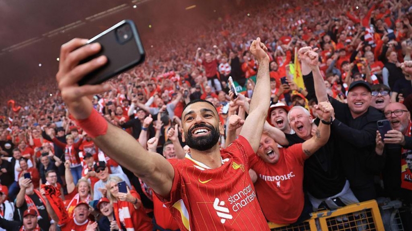 Salah ăn mừng bàn thắng trước Tottenham cũng CĐV. Nguồn: BBC