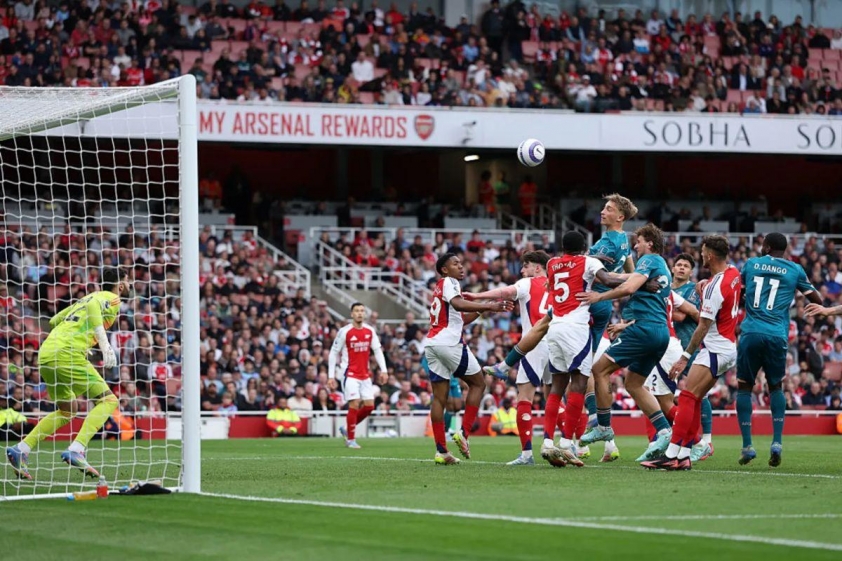 Dean Huijsen đã bật cao hơn tất cả để ghi bàn vào lưới Arsenal (Ảnh: 90min)