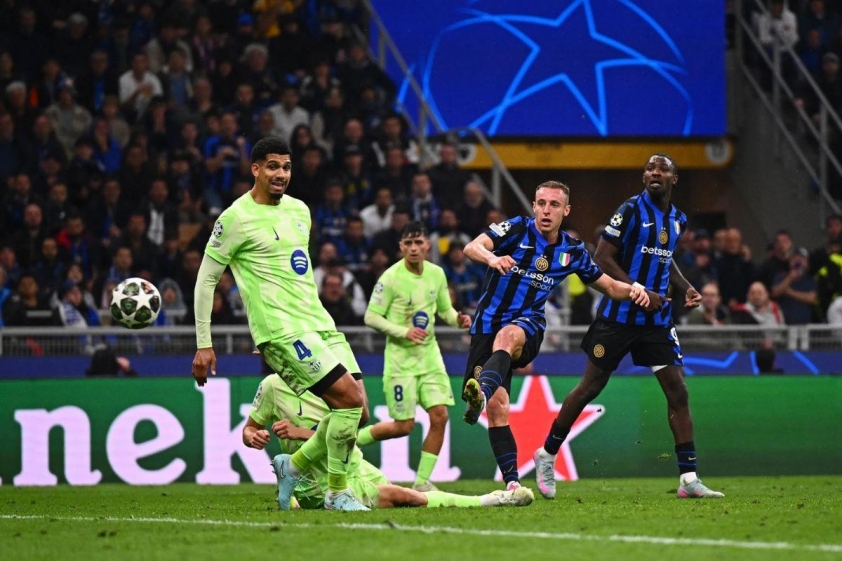 Chính đội phó Barca không ngăn cản được tình huống đi bóng của Thuram dẫn đến bàn thắng của Frattesi (Ảnh: Trang chủ CLB)