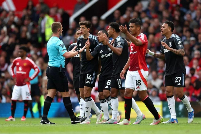 Aston Villa đã không thể giành vé dự C1 mùa sau khi thất bại tại Old Trafford.