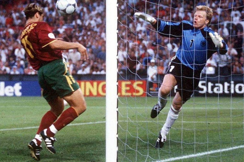 Sérgio Conceição ghi bàn vào lưới Oliver Kahn tại EURO 2000 (Ảnh: Sport1).