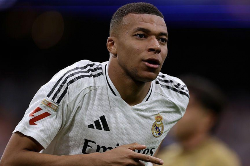 Giành chiếc giày vàng nhưng mùa đầu tiên của Mbappe tại Real lại vắng bóng danh hiệu (Ảnh: BBC)