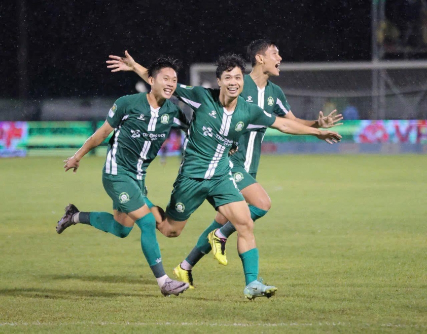 Công Phượng vẫn là cái tên nguy hiểm nhất của Trường Tươi Bình Phước. Ảnh: CLB