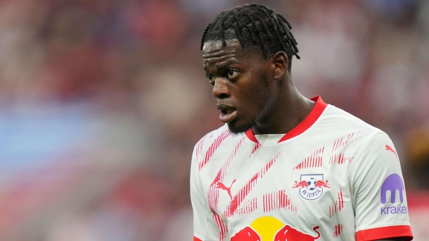 Liverpool được cho là đang quan tâm đến trung vệ 22 tuổi Castello Lukeba của RB Leipzig (Ảnh: Dailymail)