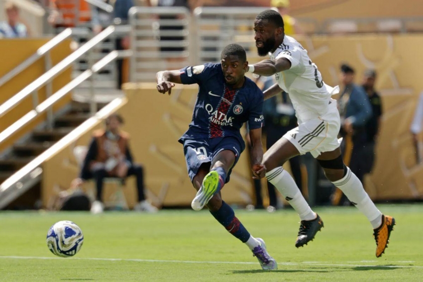 Ousmane Dembele tận dụng sai lầm của Antonio Rudiger (Ảnh: The Sun).