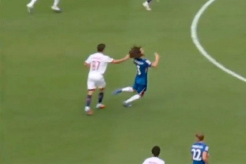 Joao Neves giật tóc của Marc Cucurella (Ảnh: The Sun).