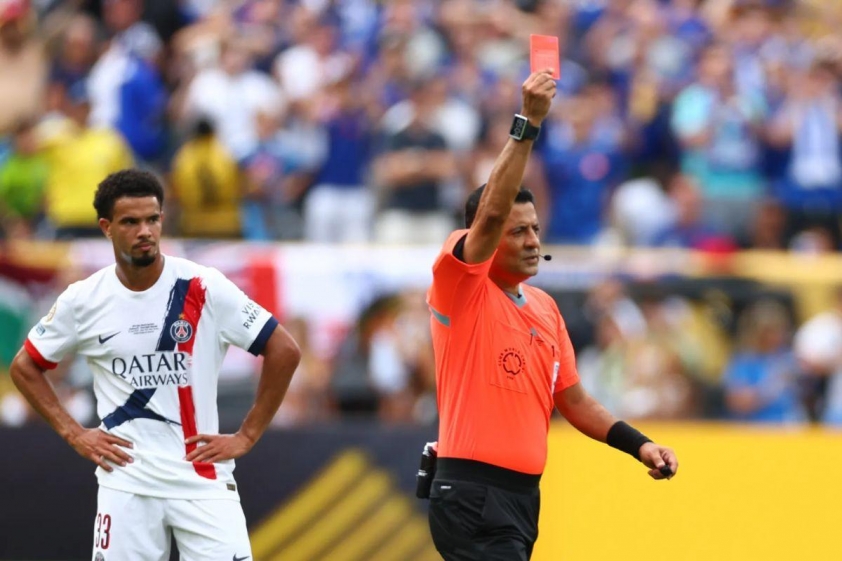 Neves của PSG bị trọng tài Alireza Faghani đuổi khỏi sân (Ảnh: The Sun).