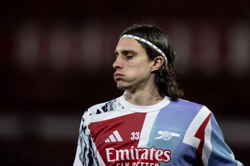 Riccardo Calafiori đã trải qua mùa giải đầu tiên đáng thất vọng tại Arsenal (Ảnh: The Mirror).