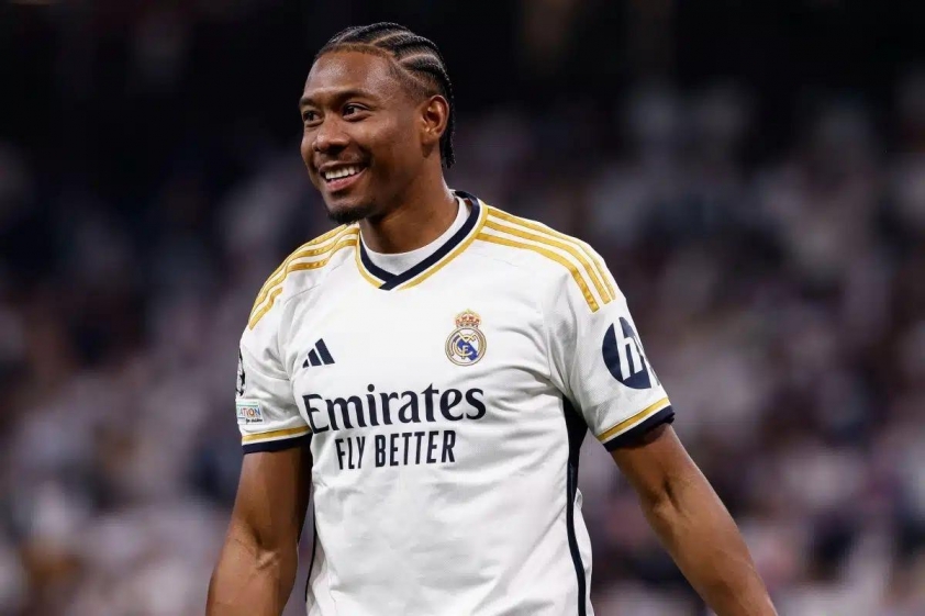 Ngoài chấn thương, mức lương quá cao của Alaba cũng đang là vấn đề với Real Madrid (Ảnh: AFP).