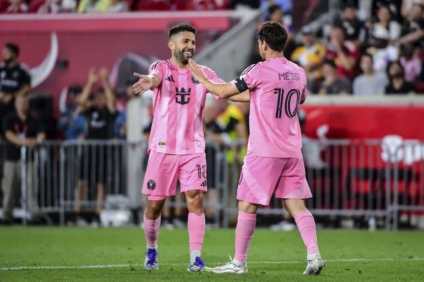 Messi và Alba sẽ vắng mặt tại trận đấu cuối tuần này của Inter Miami (Ảnh: Metro).