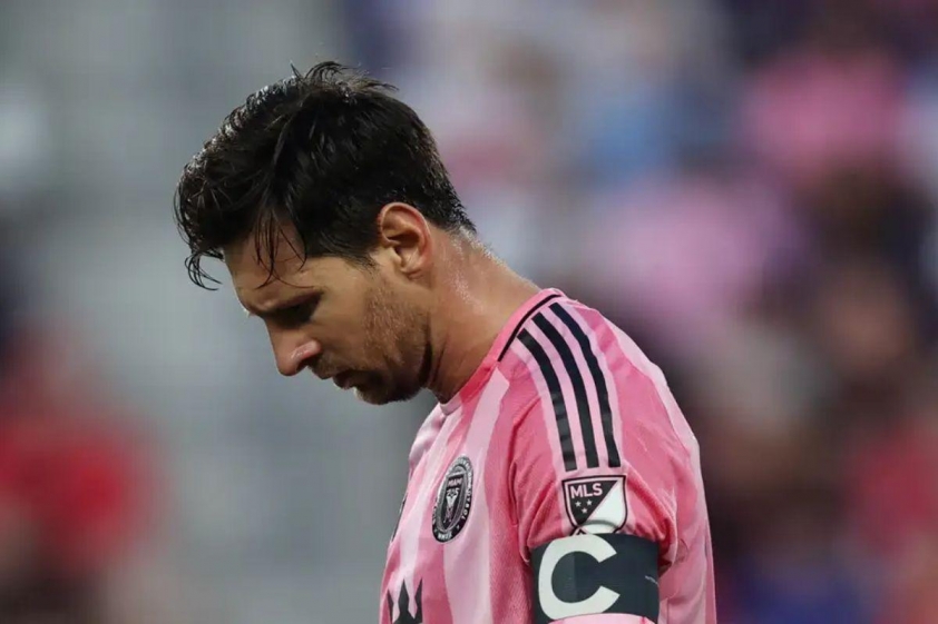 Chủ sở hữu Inter Miami cho rằng Messi rất buồn vì quyết định của MLS (Ảnh: GOAL).