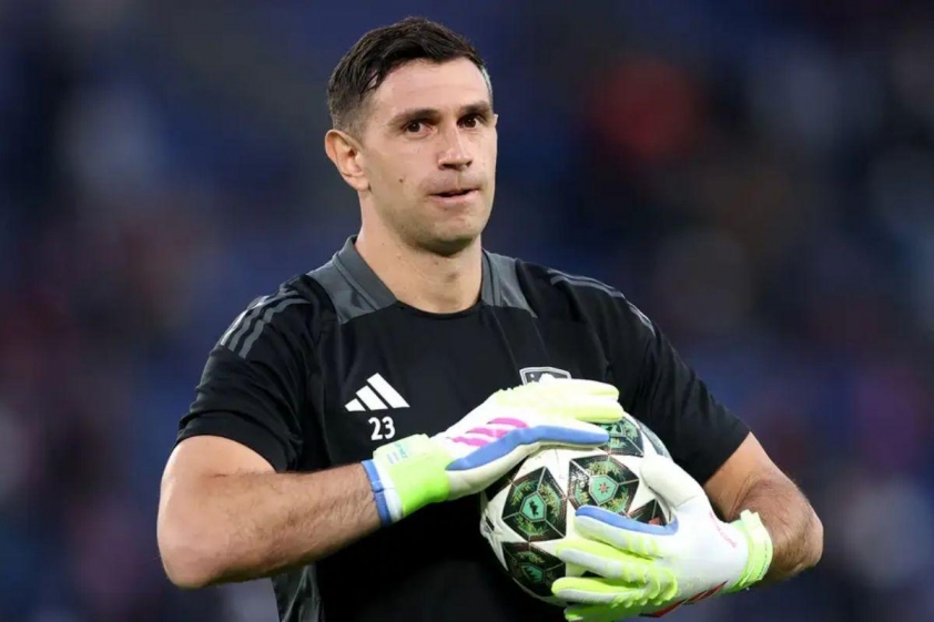 Man Utd được cho là đang theo đuổi thủ môn Emiliano Martinez (Ảnh: GOAL).