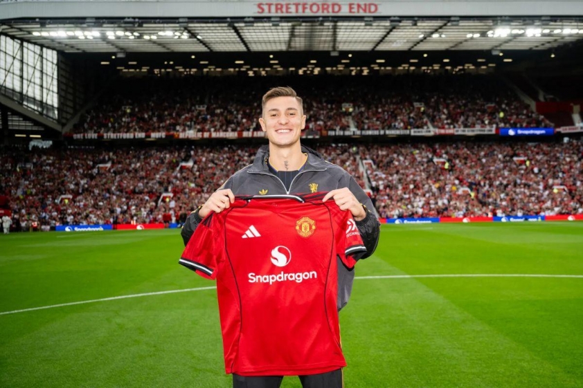 Benjamin Sesko ra mắt CĐV Man United tại sân nhà Old Trafford (Ảnh: The Sun).