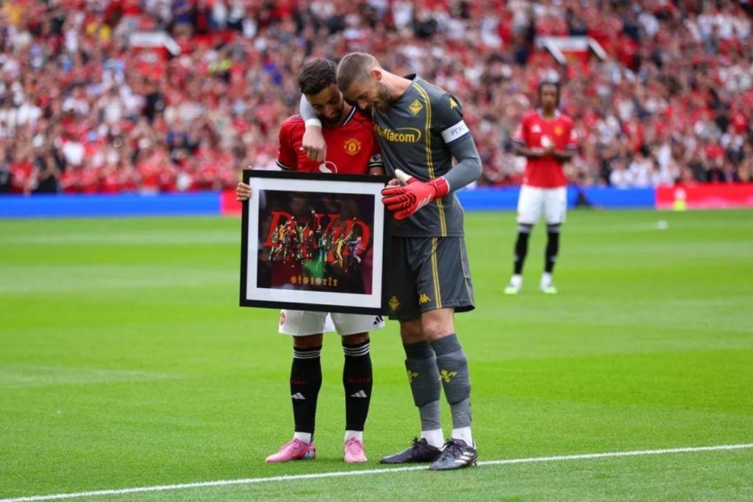 Bruno Fernandes trò chuyện với De Gea (Ảnh: MEN).