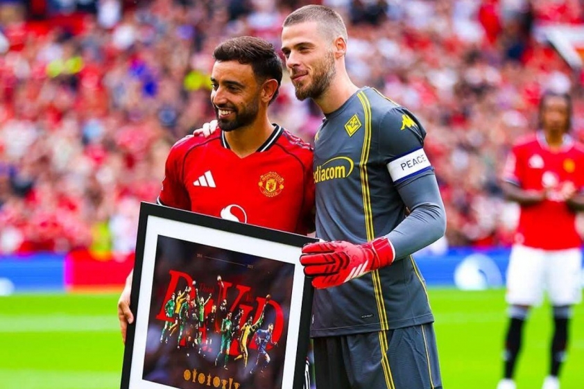 Bruno Fernandes trao món quà tri ân cho De Gea (Ảnh: Football Focus).