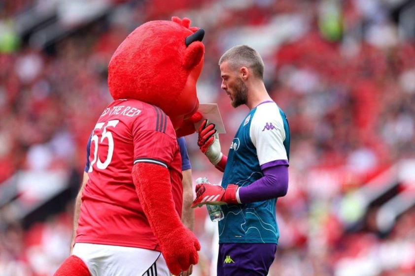 De Gea cùng linh vật của Man Utd (Ảnh: Football Focus).