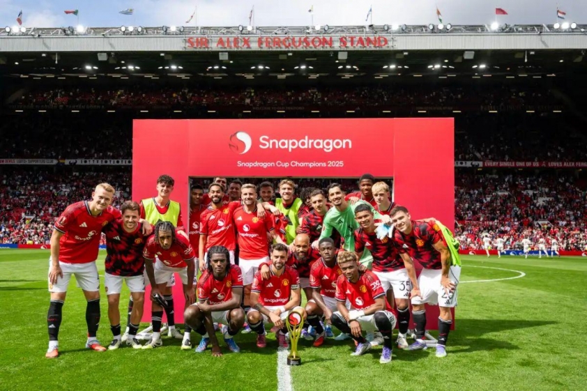 Manchester United giành Cúp Snapdragon trước thềm mùa giải mới (Ảnh: The Sun).