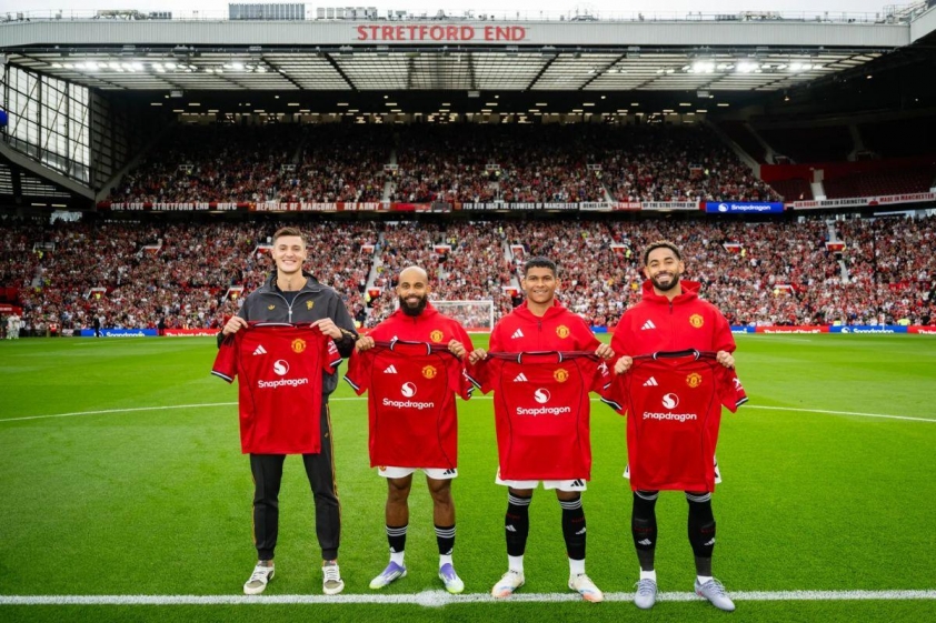 Các tân binh Man United ra mắt các CĐV tại Old Trafford (Ảnh: The Sun).
