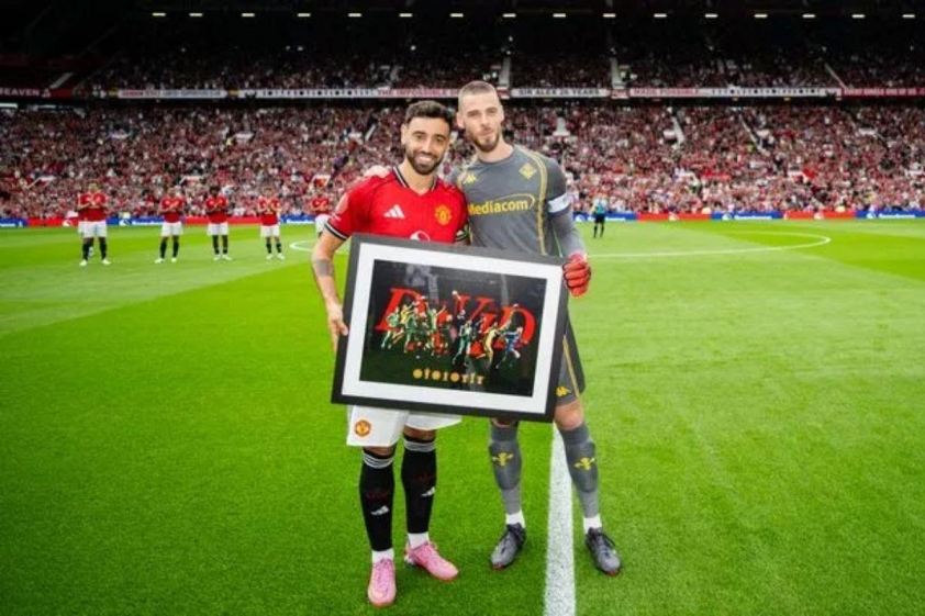 Bruno Fernandes chào đón De Gea trở lại Old Trafford (Ảnh: MEN).