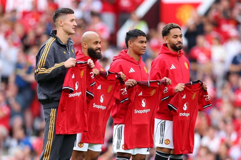 MU ra mắt các tân binh tại Old Trafford (Ảnh: talkSPORT).