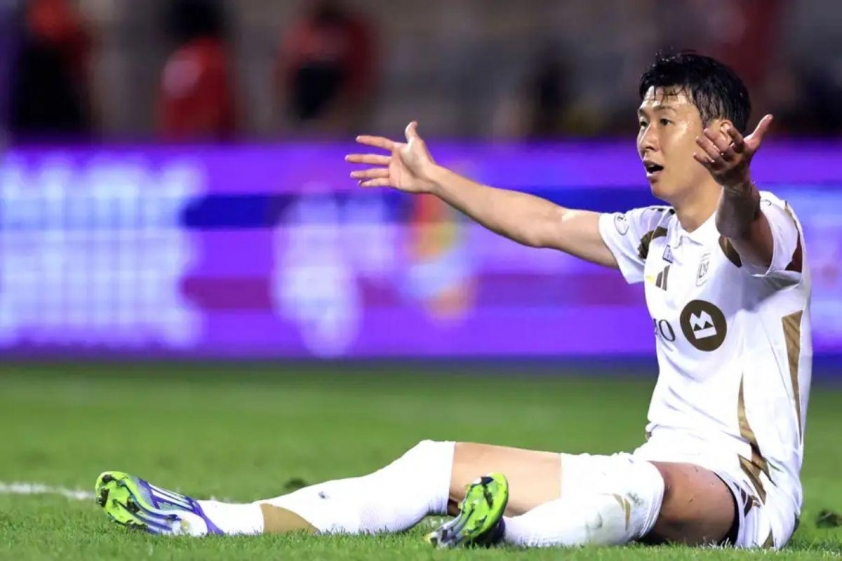 Son mang về quả phạt đền ngay trận đầu tiên cho LAFC (Ảnh: GOAL).