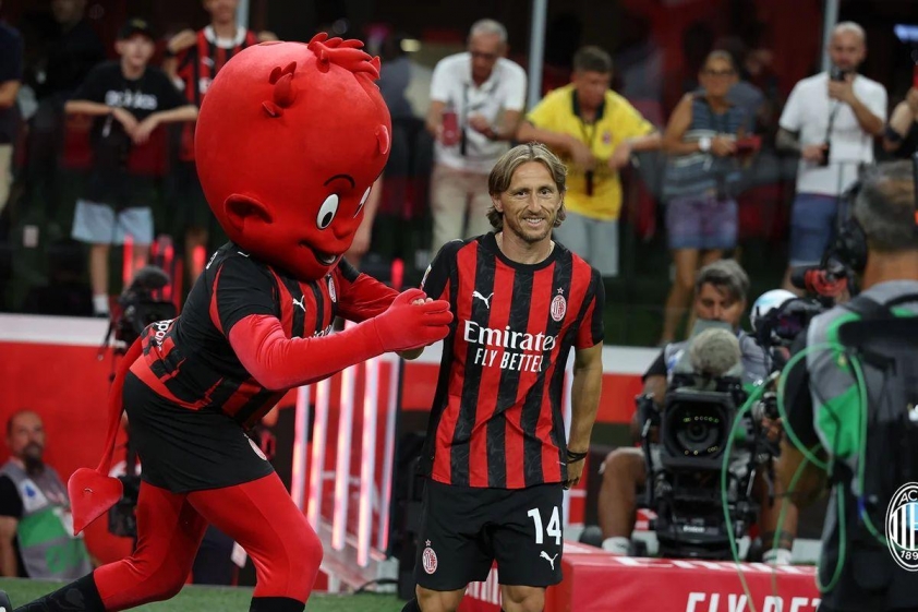 Modric ra mắt CĐV AC Milan trước trận đấu (Ảnh: Trang chủ CLB).
