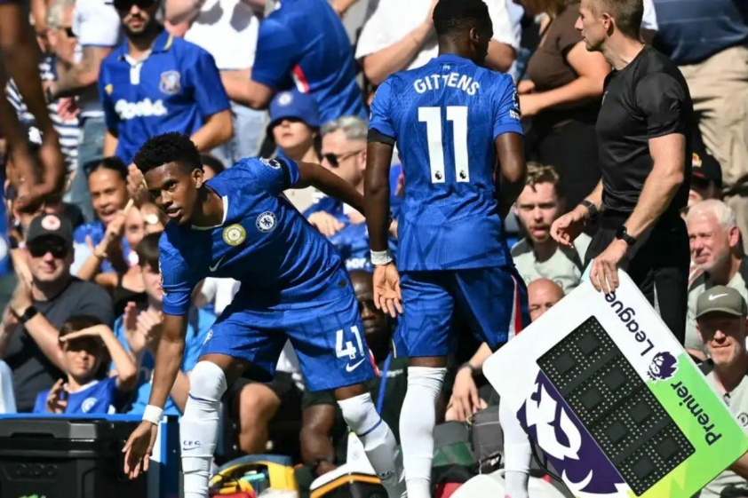 Phút 54, Estevao vào sân thay Jamie Gittens (Ảnh: GOAL).
