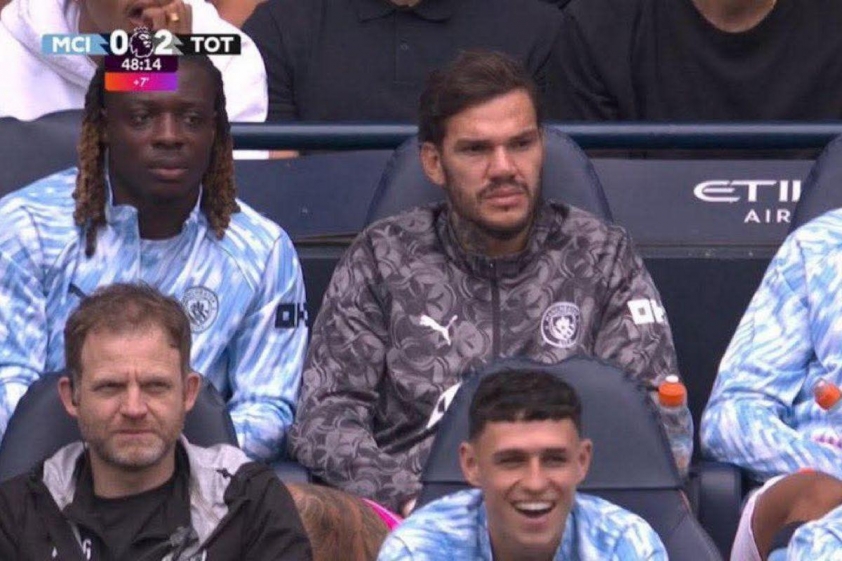 Foden bật cười Man City bị Tottenham dẫn 0-2 (Ảnh: SPORTbible).