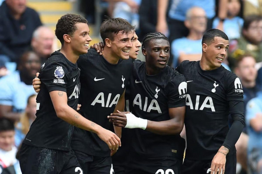 Tottenham giành chiến thắng 2-0 trước Man City ngay tại Etihad (Ảnh: Evening Standard).