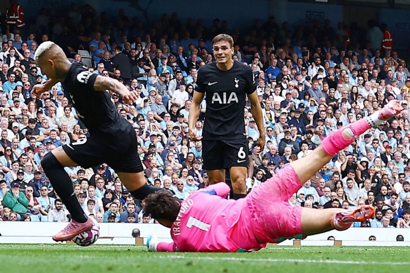 Trafford mắc sai lầm trong trận thua 0-2 trước Tottenham (Ảnh: The Guardian).