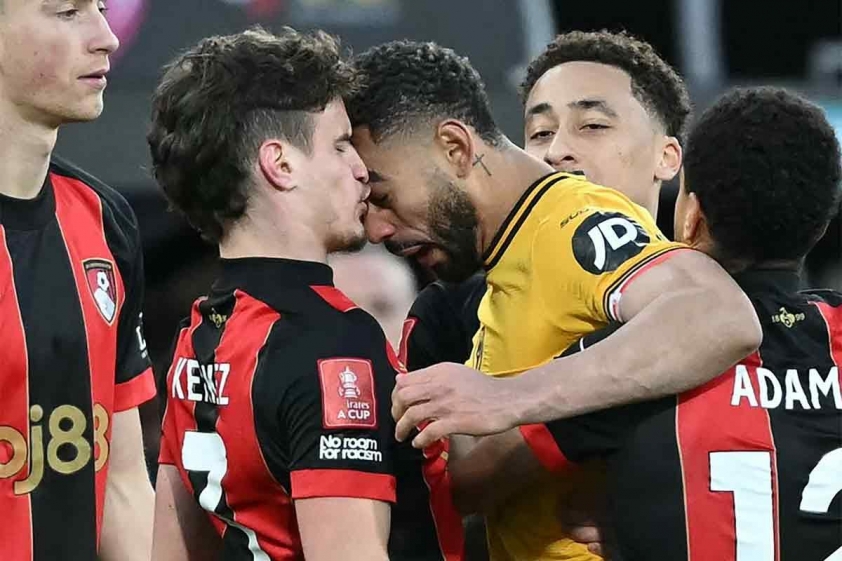 Matheus Cunha xô xát với Milos Kerkez vào tháng 3/2025 (Ảnh: FA Cup).