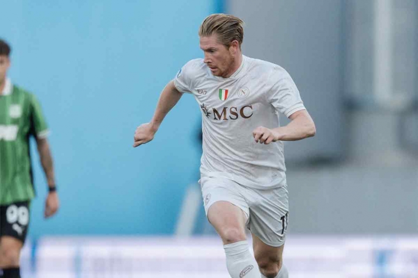 Kevin De Bruyne lập siêu phẩm đá phạt trong ngày ra mắt Serie A (Ảnh: Napoli SSC).