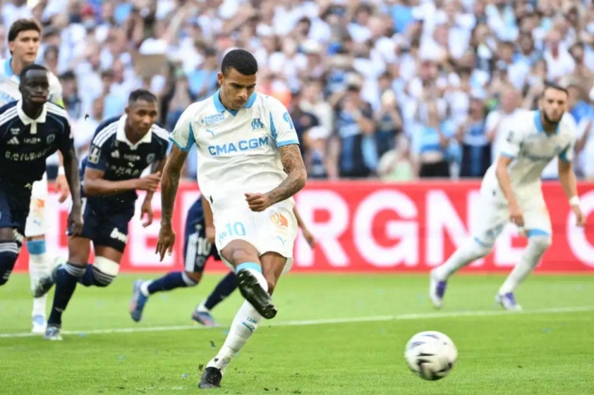 Greenwood mở tỷ số trên chấm 11m cho Marseille (Ảnh: GOAL).