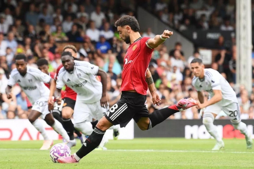 Bruno Fernandes sút hỏng phạt đền khi đưa bóng đi vọt xà (Ảnh: MEN).
