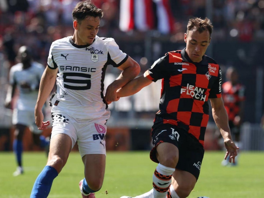 Rennes (trái) vừa có trận đấu đáng quên trước Lorient khi phải nhận 2 thẻ đỏ chỉ sau 11 phút thi đấu (Ảnh: Blick)