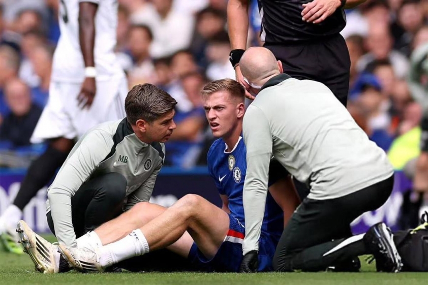 Liam Delap rút khỏi sân đấu khi trận đấu chỉ mới kéo dài được 14 phút (Ảnh: PlayCore).