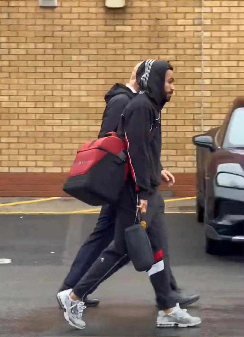 Cunha xuất hiện bên ngoài Old Trafford, đi lại bình thường, không cần nạng hay dụng cụ hỗ trợ (Ảnh: X).