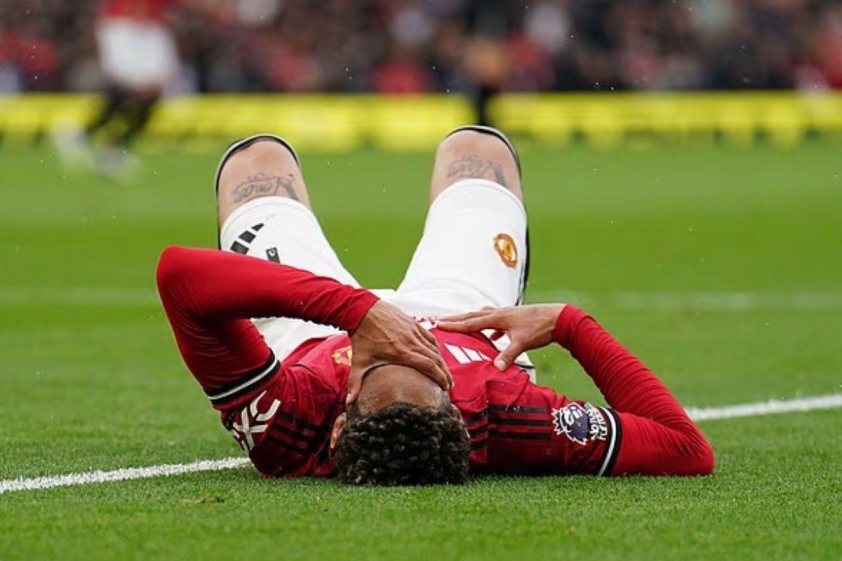 Cunha gặp vấn đề ở phút thứ 31 của trận đấu tại Old Trafford (Ảnh: Daily Mail).