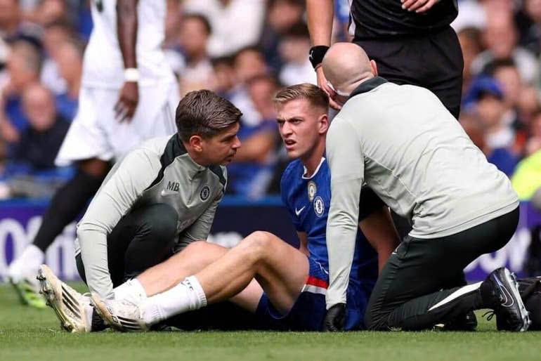 Chấn thương bất ngờ của Liam Delap trong trận gặp Fulham khiến cho Chelsea buộc phải hủy thương vụ cho mượn Nicolas Jackson phút cuối. (Ảnh: The Athletic)