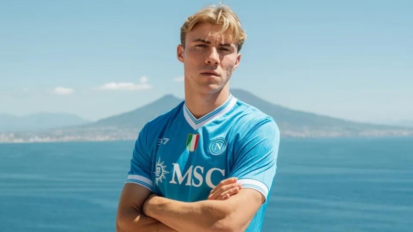 Rasmus Hojlund gia nhập Napoli vào ngày cuối cùng của kỳ chuyển nhượng. (Ảnh: SSCNapoli)