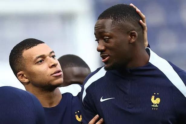 Konate thú nhận Mbappe cứ hai tiếng sẽ gọi cho anh một lần (Ảnh: AFP).