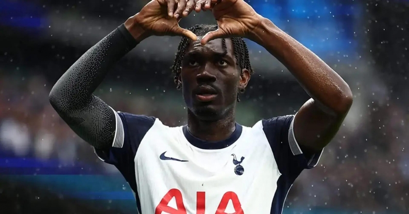 Tiền vệ Yves Bissouma nhiều khả năng sẽ chia tay Spurs vì bất đồng với HLV. (Ảnh: Tribuna)