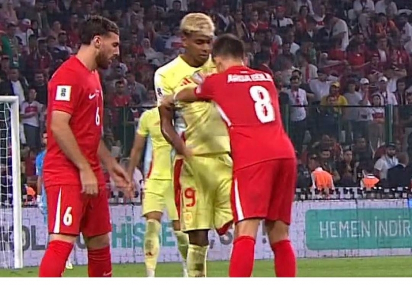 Lamine Yamal và Arda Guler suýt va chạm sau một tình huống đá phạt.