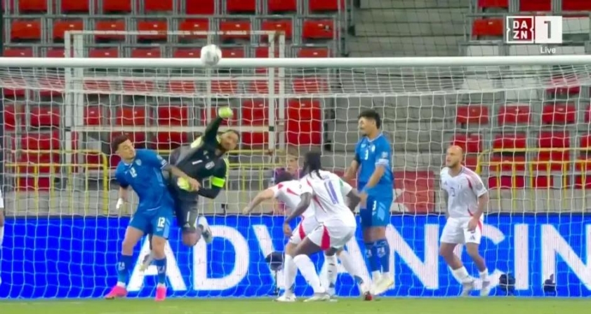  Donnarumma đấm bóng thẳng vào lưới nhà. (Ảnh: The Sun)