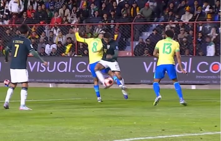 Tình huống tâm điểm của trận đấu. (Ảnh: Fifa)