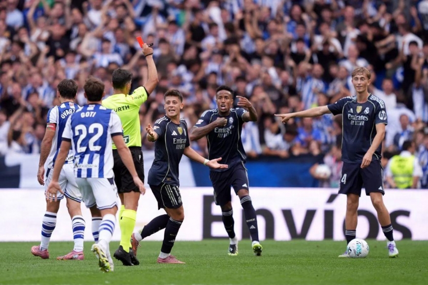 VAR không xem lại tình huống Dean Huijsen nhận thẻ đỏ trực tiếp (Ảnh: Madrid Universal).
