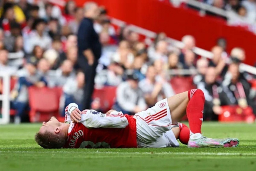 Odegaard đau vai sau pha tiếp đất không thuận lợi (Ảnh: Yahoo Sports).