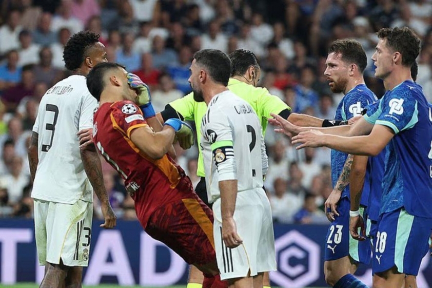 Carvajal đã phải nhận thẻ đỏ trực tiếp vì hành động húc đầu vào thủ môn Rulli của Marseille (Ảnh: Daily Mail).