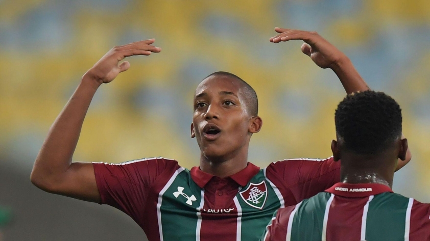 Joao Pedro từng chơi ở vị trí tiền vệ phòng ngự khi ở Fluminense (Ảnh: Sky Sports).
