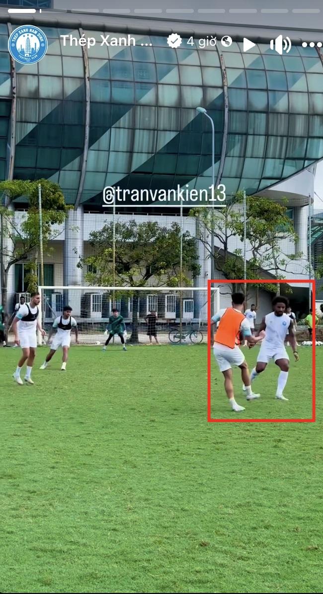 Xuân Son đã có thể tập đá đối kháng với các đồng đội. (Ảnh: CLB Nam Định)  